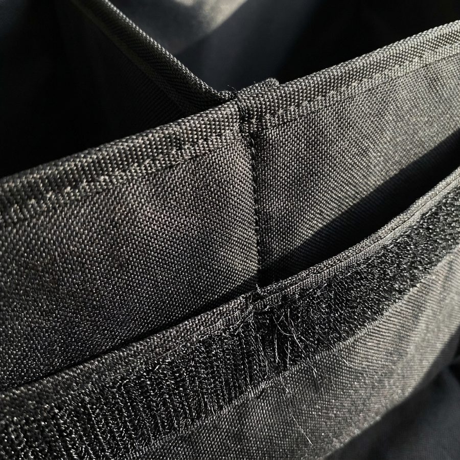 Detalle de la tela Oxford, la costura del ribete y la banda de velcro posterior